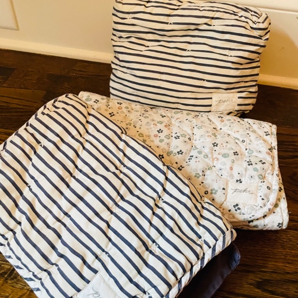 Pehr On The Go Pouch & 2 Portable Changing Pads - Picture 2 of 5